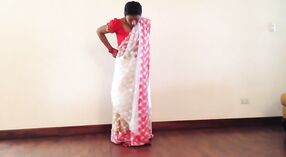 Sexy dziewczyna w sari pyszni jej pępek 3 / min 50 sec