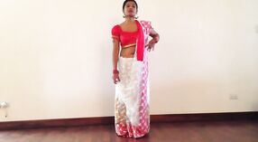 Sexy Mädchen in einem Sari zeigt ihren Bauchnabel 4 min 00 s