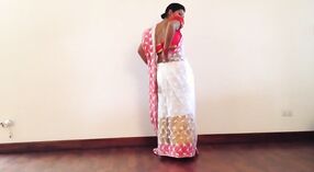Sexy dziewczyna w sari pyszni jej pępek 4 / min 10 sec