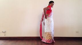 Sexy dziewczyna w sari pyszni jej pępek 4 / min 20 sec