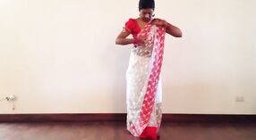 Sexy dziewczyna w sari pyszni jej pępek 4 / min 30 sec