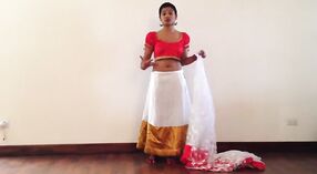 Sexy Mädchen in einem Sari zeigt ihren Bauchnabel 0 min 0 s