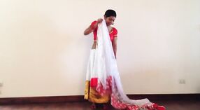 Menina Sexy em um sari ostenta seu umbigo 0 minuto 30 SEC