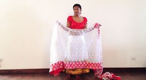 Sexy Mädchen in einem Sari zeigt ihren Bauchnabel 0 min 40 s