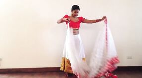 Sexy dziewczyna w sari pyszni jej pępek 0 / min 50 sec