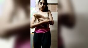 인도 귀여운 소녀의 목욕을 얻을 엿에서 증기 비디오 2 최소 20 초
