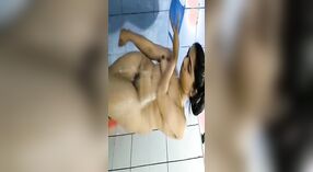 गोंडस भारतीय मुलगी आंघोळ करते आणि वाफेच्या व्हिडिओमध्ये चोखते 3 मिन 20 सेकंद