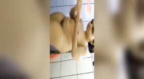 गोंडस भारतीय मुलगी आंघोळ करते आणि वाफेच्या व्हिडिओमध्ये चोखते 3 मिन 40 सेकंद
