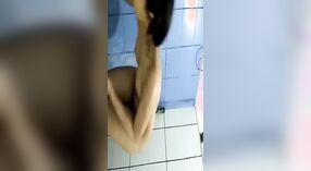 Sevimli Hintli kız banyo yapar ve buharlı bir videoda sikilir 4 dakika 40 saniyelik