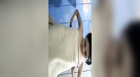 गोंडस भारतीय मुलगी आंघोळ करते आणि वाफेच्या व्हिडिओमध्ये चोखते 5 मिन 20 सेकंद