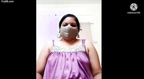 Tante Marathi Divya montre son corps nu sur webcam 1 minute 50 sec