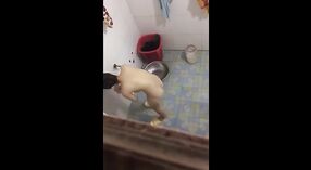 College-Mädchen in Nepal werden unter der Dusche nass und wild 3 min 00 s