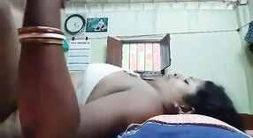 Kreunende Bengaalse babe kreunt en likt haar kutje in 2moreclip video 2 min 10 sec