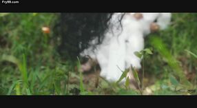 Sombre brune Mahathi Bikshu exhibe ses aisselles dans une vidéo romantique 1 minute 50 sec