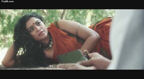 Donker donkerharige Mahathi Bikshu pronkt met haar oksels in een romantische video 2 min 00 sec