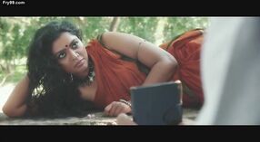 Donker donkerharige Mahathi Bikshu pronkt met haar oksels in een romantische video 2 min 10 sec