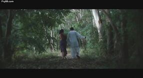 Escuro de cabelos escuros Mahathi Bikshu ostenta suas axilas em um vídeo romântico 2 minuto 20 SEC
