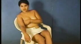 Istri India memamerkan kesombongannya dalam video yang menggoda 2 min 40 sec