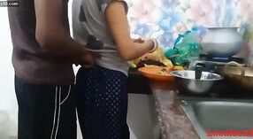 کھانے کے کمرے میں بھارتی بھابی کی بھاپ کا سامنا 2 کم از کم 00 سیکنڈ