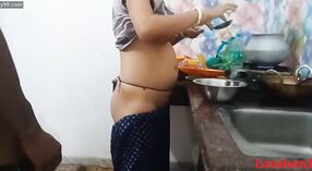Indiase Bhabi ' s stomende ontmoeting in de eetkamer 6 min 10 sec