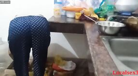 Indiase Bhabi ' s stomende ontmoeting in de eetkamer 0 min 0 sec