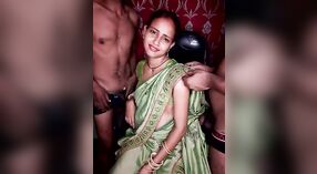 Dos hombres se turnan para acariciar a una chica con un sari verde y lencería negra 2 mín. 20 sec