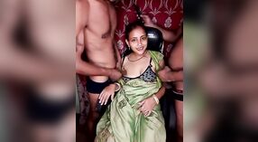 Dois homens se revezam acariciando uma garota em um sari verde e lingerie preta 4 minuto 50 SEC