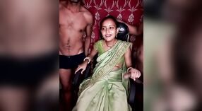 Dos hombres se turnan para acariciar a una chica con un sari verde y lencería negra 0 mín. 0 sec
