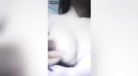 性感的Desi Bhabi炫耀她可爱的猫 2 敏 50 sec