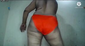 Desi Bhabhi turun dengan jari dan mainannya 0 min 0 sec