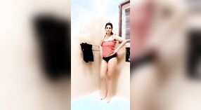 Payudara besar MILF masturbasi dengan dildo 3 min 40 sec