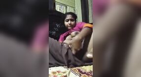 El apretado coño de Desi girl se toca con los dedos y se masturba en el pueblo 2 mín. 20 sec