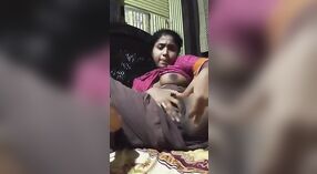 El apretado coño de Desi girl se toca con los dedos y se masturba en el pueblo 3 mín. 20 sec