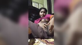 Desi girl ' s strakke kutje krijgt fingered en jerked af in het dorp 3 min 20 sec