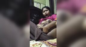 El apretado coño de Desi girl se toca con los dedos y se masturba en el pueblo 4 mín. 00 sec