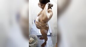 Badezeitrekord der tamilischen Frau mit ihrem Ehemann 1 min 30 s