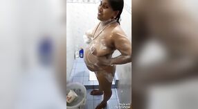 Registro de la hora del baño de la esposa tamil con su esposo 1 mín. 40 sec