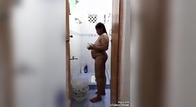 Registro de la hora del baño de la esposa tamil con su esposo 0 mín. 50 sec