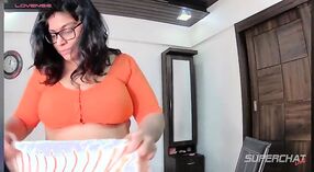 Грудастая индийская мамочка в сари выставляет напоказ свою огромную задницу на веб-камеру 3 минута 00 сек