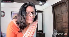 Грудастая индийская мамочка в сари выставляет напоказ свою огромную задницу на веб-камеру 4 минута 00 сек