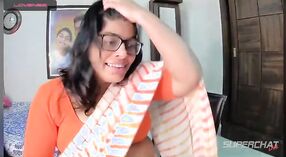 Mamá india tetona en un sari hace alarde de su enorme culo en la webcam 4 mín. 40 sec