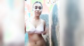 Une jolie fille se mouille et se déchaîne dans le bain et montre son corps 2 minute 00 sec