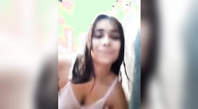 Une jolie fille se mouille et se déchaîne dans le bain et montre son corps 1 minute 00 sec