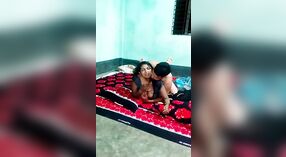 德西印度宝贝在这个强烈的地板上他妈的视频中得到了她的痛苦 2 敏 20 sec