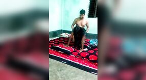 Desi Indiano bambino prende lei fill di dolore in questo intenso pavimento cazzo video 1 min 10 sec