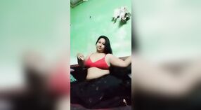 Gadis desi mengungkapkan vaginanya yang ketat dalam video beruap ini 0 min 0 sec