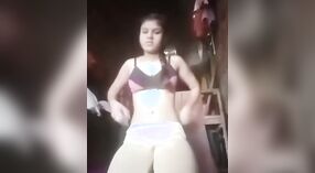 Kaendahan enom pleasures piyambak karo driji 0 min 30 sec