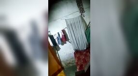 Bhabhi bekommt in diesem dampfenden Video Sex mit Sasur satt 1 min 40 s