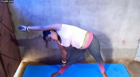 L'échauffement léger de Patma Yoga dans la Cuisine: Une vidéo d'ajustement Parfaite 1 minute 20 sec