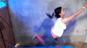L'échauffement léger de Patma Yoga dans la Cuisine: Une vidéo d'ajustement Parfaite 1 minute 50 sec